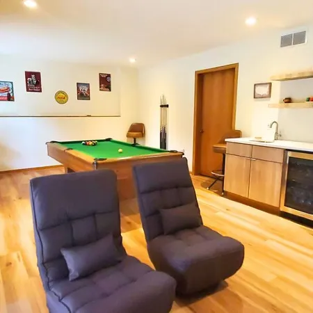 Rustic with a modern twist 3 bdr/3.5 bath chalet