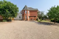 Tara House — Historic Charm, Executive Comfort, Minutes from Downtown - Kitchens