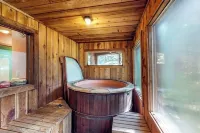 Open-beam Girdwood Chalet w/ Sunlit Solarium - Bungalow