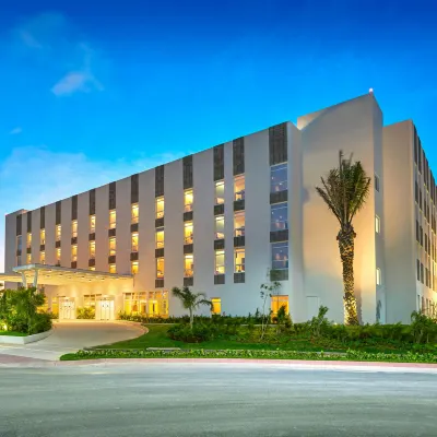 City Express Plus by Marriott Cancún Aeropuerto Riviera Hotels near Cancún International Airport