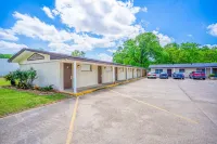 Cypress Inn Motel by OYO West Monroe I-20 - parking