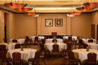 Embassy Suites by Hilton Minneapolis North - parking