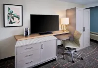 Holiday Inn BURLINGTON CONFERENCE CENTRE by IHG - parking