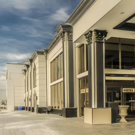 Woodbine Hotel & Suites