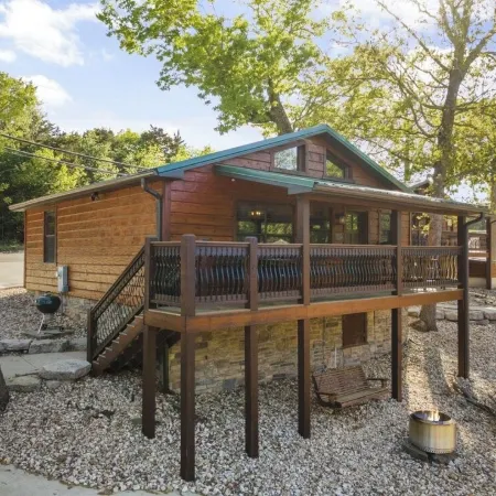 Cozy Lake Front Cabin23, Resort Pool,HotTub,Fire Pit,Kayaks,Pickle Ball,Trails!!