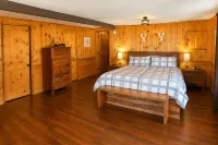 Hilltop Log Cabin on 4.5 Acres. Panoramic Views, Clean and Pet Friendly - Chalets