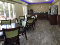 Super 8 by Wyndham Sarasota Near Siesta Key - sarapan