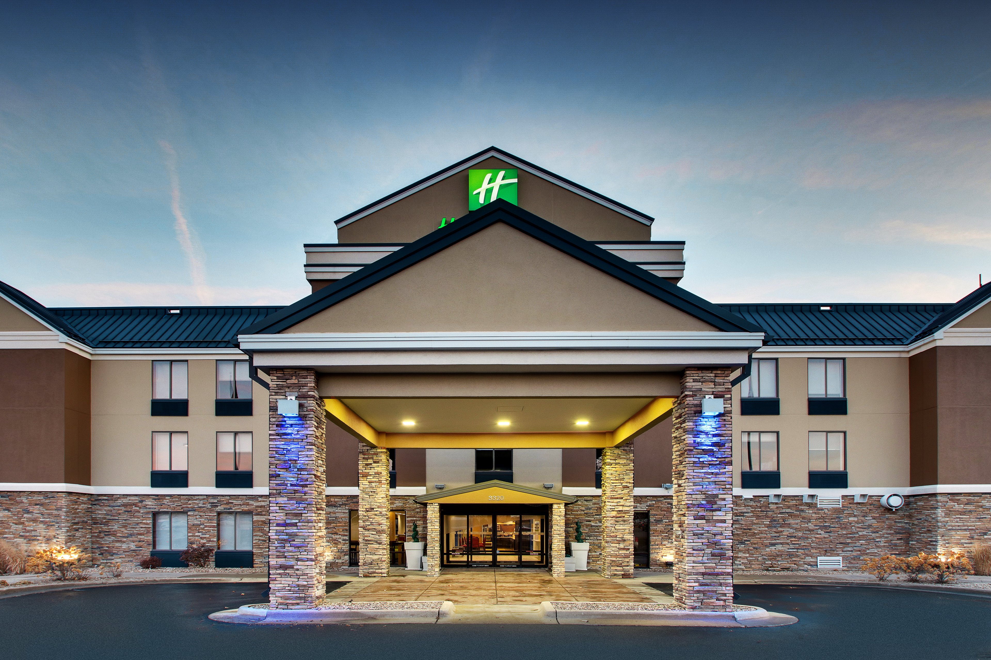 Holiday Inn Express & Suites - Interstate 380 at 33rd Avenue, an Ihg Hotel