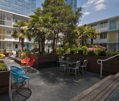 The Burrard Отели рядом с достопримечательностью «Плаза Наций»