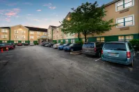 HomeTowne Studios by Red Roof St. Louis - Airport/ N Lindbergh - parking