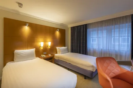 Holiday Inn London - Regent's Park Отели рядом с достопримечательностью «Palmers Green United Reformed Church»