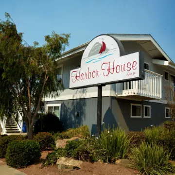 Harbor House Inn