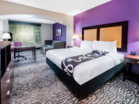 La Quinta Inn & Suites by Wyndham DFW Airport West - Bedford Hotels in Bedford