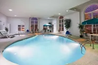 La Quinta Inn & Suites by Wyndham Cleveland Macedonia - プール