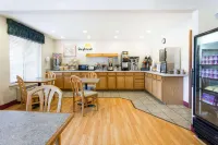 Days Inn by Wyndham Eagle River - breakfast