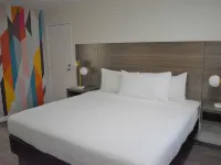 Signature Anaheim Maingate Hotels near Anaheim Convention Center
