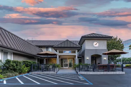 Best Western Silicon Valley Inn Отели рядом с достопримечательностью «Amazon Lab126»