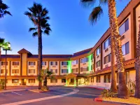 هوليداي إن إكسبرس لا ميسا نير إسديس باي آيتش جي Hotels near بحيرة موراي