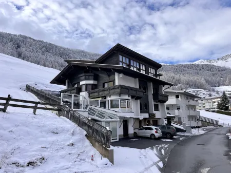 Nadine Отели рядом с достопримечательностью «Гиггийохбан Зёльден»