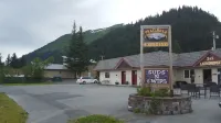 Trailhead Lodging Hotels near Two Lakes Park