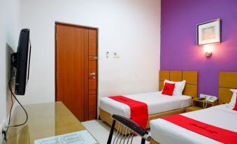 RedDoorz Near Monumen Habibi Ainun