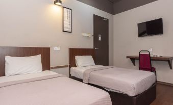 Room V at Kluang Parade Near Bus Stop Kluang