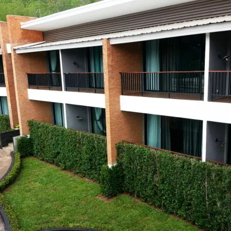 B2 Mae Hong Son Premier Hotel Отели рядом с достопримечательностью «Храм Чонг Кум»