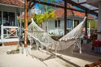 The High Dive Gili Gede Hotel dekat Desert Point