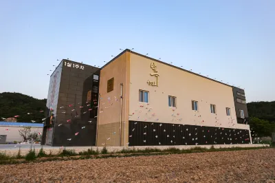 Pohang Cheongha Yaksok Hotels near 화진2항 남방파제 등대