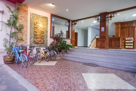 Dalha Renovtel Hotel Отели рядом с достопримечательностью «Wat Phra in Plaeng»