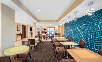 La Quinta Inn & Suites by Wyndham Knoxville Airport - Housity