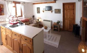 Inviting 2-Bed Cottage in Newcastle Emlyn - Housity