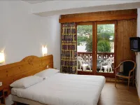 Hotel les Chalets Hotels near Troika