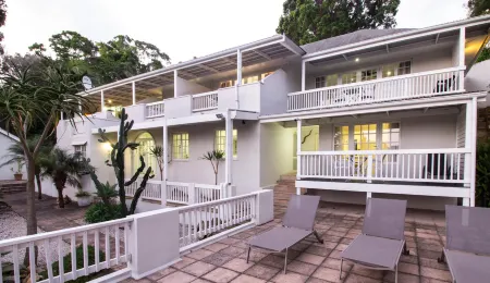 South Villa Guesthouse&Garden Отели в г. Книсна