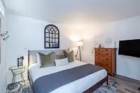 Comfort, Style, Short Walk to Town Park & Gondola 1 Bedroom Condo by RedAwning