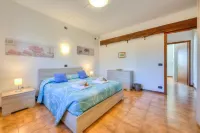 Cedar House Villa Few Minutes from Lake - Happy Rentals