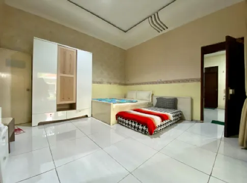 Homey Guesthouse Near SBY Zoo Syariah Hotels in Sawunggaling