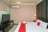 RedDoorz Plus Near Simpang Tiga Tritayasa Cilegon Hotel a Jombang