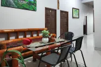 RedDoorz Syariah Near Tugu Macan Kayu Aro Hotels in Batang Sangir