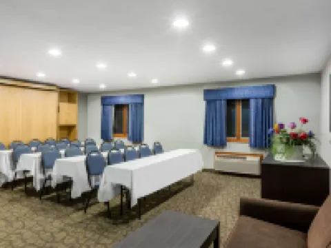 Baymont by Wyndham Pella Hotels in Pella