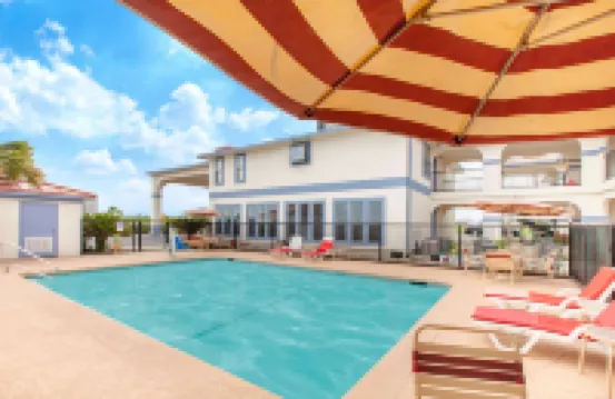 Days Inn & Suites by Wyndham Braunig Lake