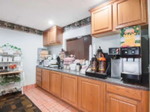 Super 8 by Wyndham Monett Hotels in Monett