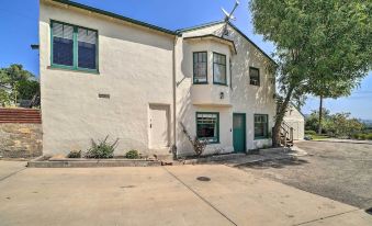 Sun-Dappled Santa Paula Abode, 16 Mi to Beach - Housity