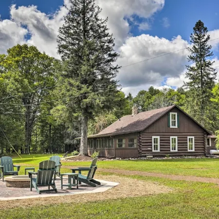 Dog-Friendly Park Falls Cottage w/ 5 Acres & Lake