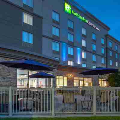 Holiday Inn Express & Suites Kingston Central Hotel Exterior