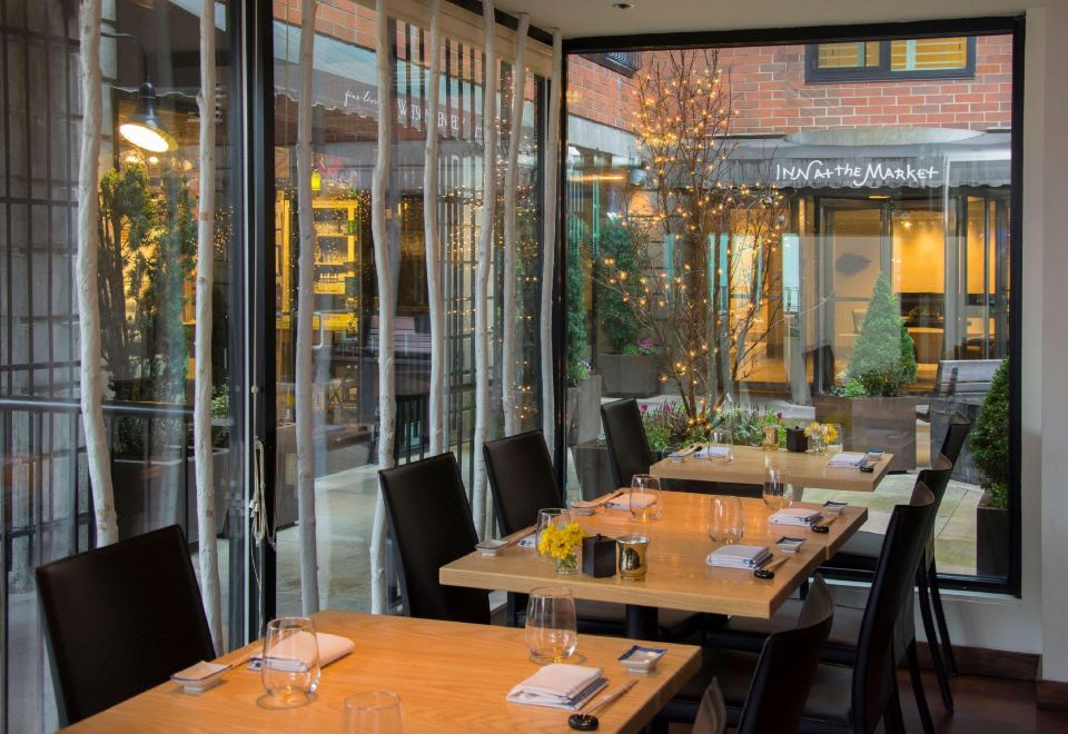 4. 인 앳 더 마켓..