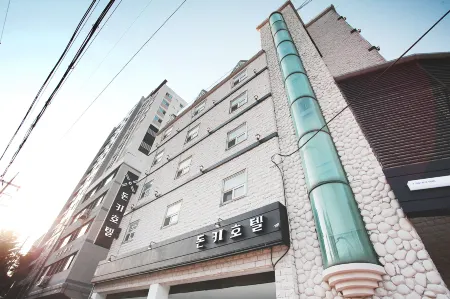 Bucheon DonquiHotel Отели рядом с достопримечательностью «Bucheon University»