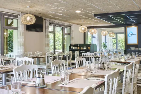 The Originals City Hôtel la Verrière-Yvelines Отели в г. Ле Менёль