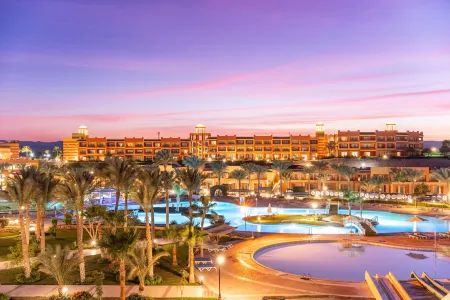 Malikia Resort Abu Dabbab Отели рядом с достопримечательностью «Bridge of Royal Tulip Beach Resort»