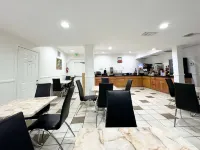 聖迭戈機場華美達酒店 鄰近日落崖公園（Sunset Cliffs）的酒店